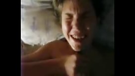 年轻的亚洲女孩他妈的和她的继父