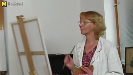 非常荡妇的脱衣舞女与客户联系在一起