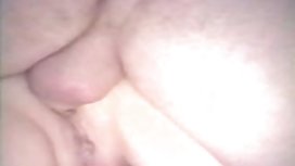 父亲抓住他的女儿洗澡，不能帮助