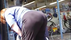 他们在出租车里吃着成熟女人的屁股