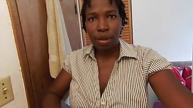 多元化的年轻女士不会停止卡明