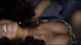 他把阴茎放在他熟睡的妹妹身上