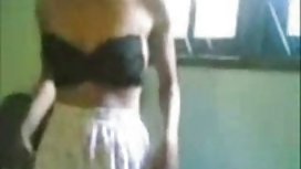 跟你的小妹妹一起去...而且看起来很傻