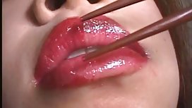 年轻的女孩把她的伴侣推到极限