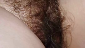 面对年轻的处女，当他们贬低他们的屁股