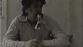 年轻的女孩试着一只巨大的黑公鸡