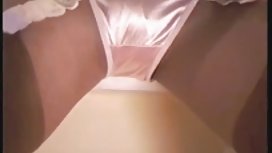 触摸她的阴部